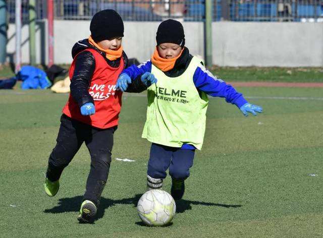 4岁小孩适合多大的足球_4号足球适合多大的孩子玩