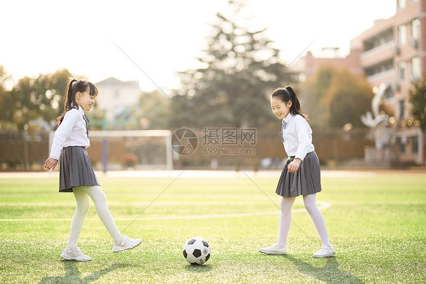 踢足球图女孩_踢足球女孩图片