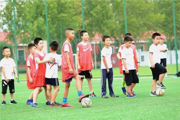 河北小孩玩足球搞笑视频_河北小孩玩足球搞笑视频大全