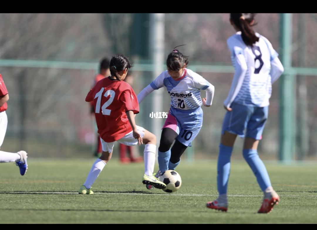 小学生足球队怎么踢_小学生参加学校足球队