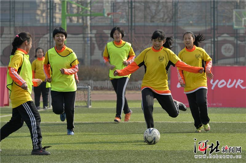 女人玩足球_足球和女人