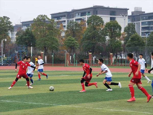 学校里足球赛_学校组织了一场足球赛