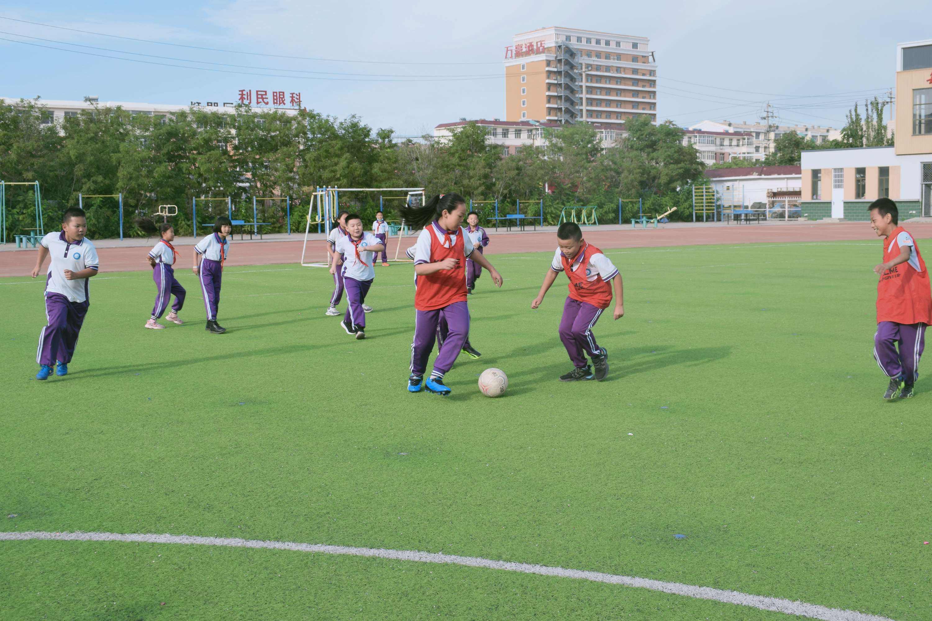 小学的足球场_小学足球比赛场地