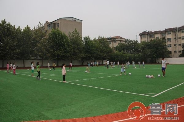 小学的足球场_小学足球比赛场地