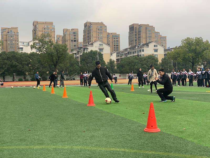 足球绕杆锻炼_足球绕杆锻炼孩子的什么