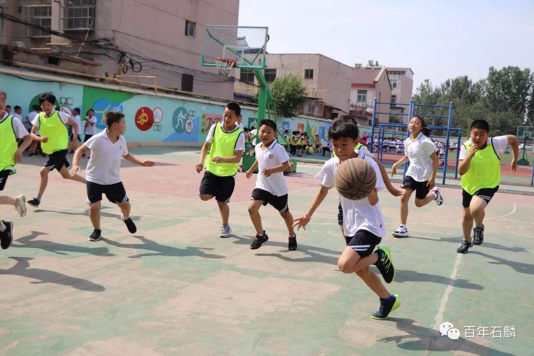 踢足球小学生神级操作_小学生踢足球的基本动作