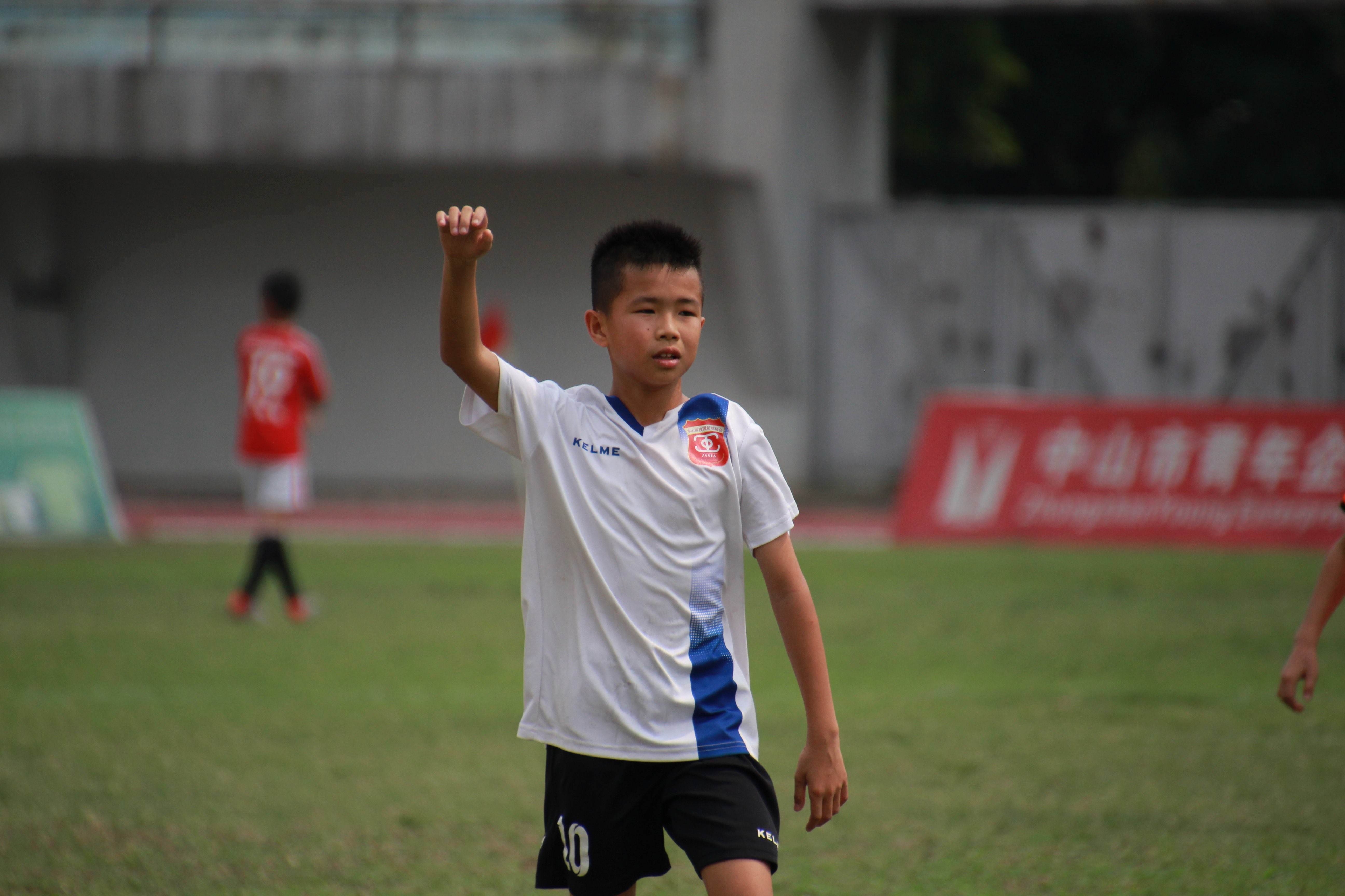 三乡学足球_三里乡民族小学足球队