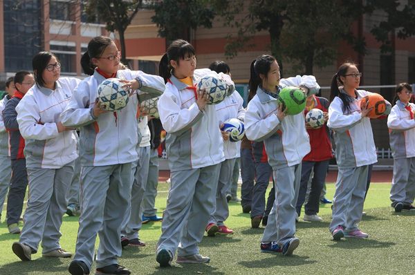 足球操低塘小学_足球操音乐是什么名