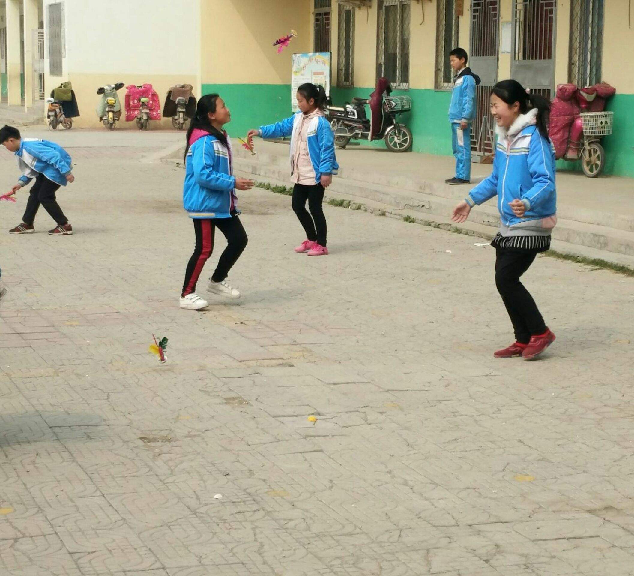 小学体育踢毽子_小学体育踢毽子教案一年级