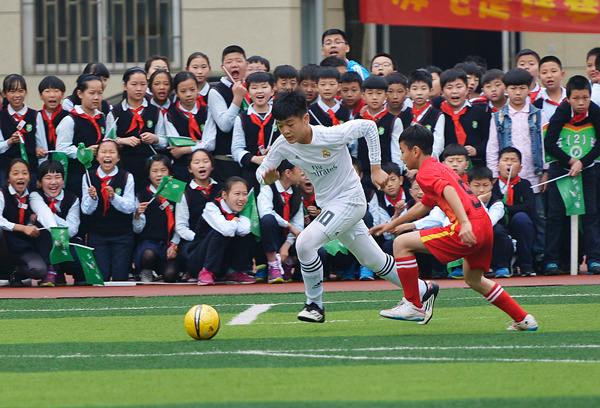 中心小学足球比赛图片_中心小学足球比赛图片卡通