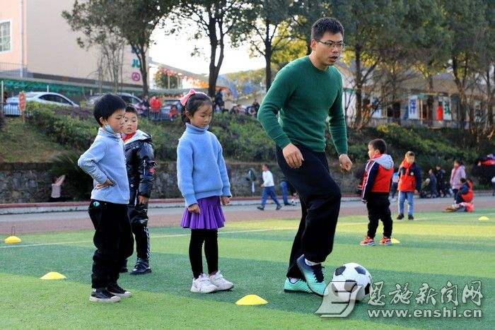 小学足球老师怎么赚钱_小学足球老师工资