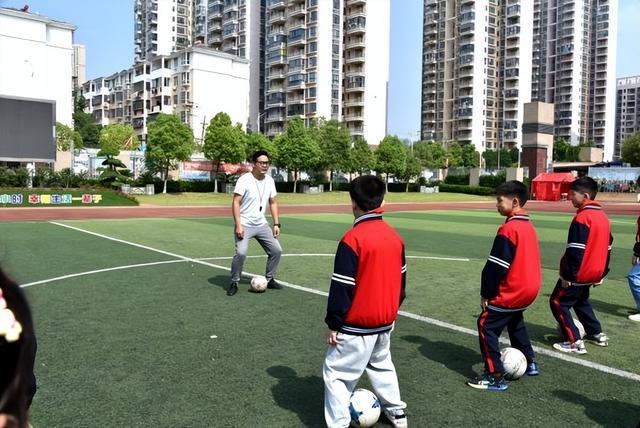 小学足球老师怎么赚钱_小学足球老师工资