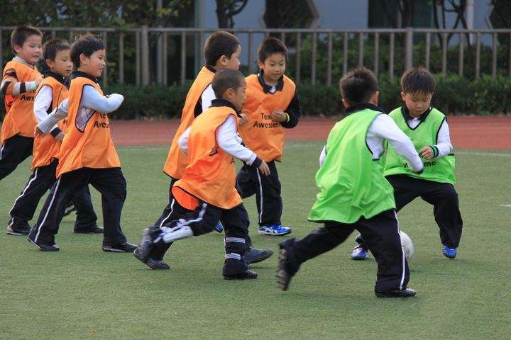 小孩练足球有什么好处_小孩学足球的好处和坏处