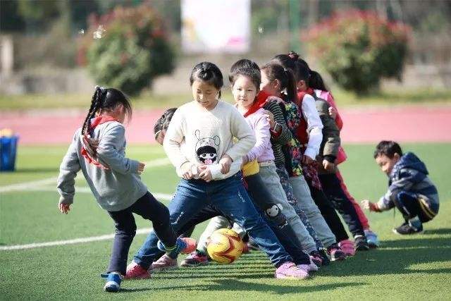 足球课花絮_足球课活动过程