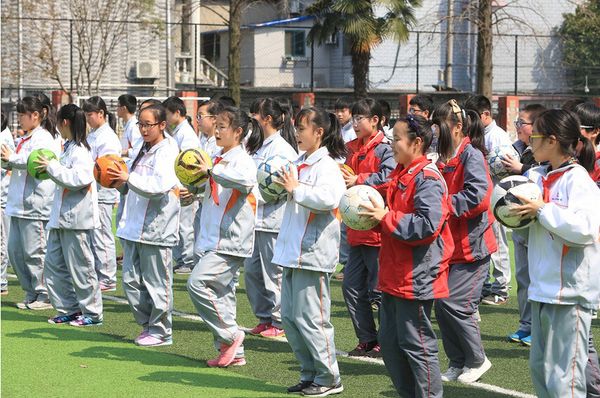 中小学生足球操_中小学生足球操三个人