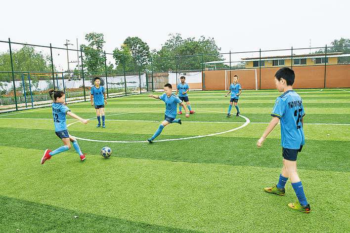 小学生入门怎么练足球_刚刚开始学足球的小学生怎么教