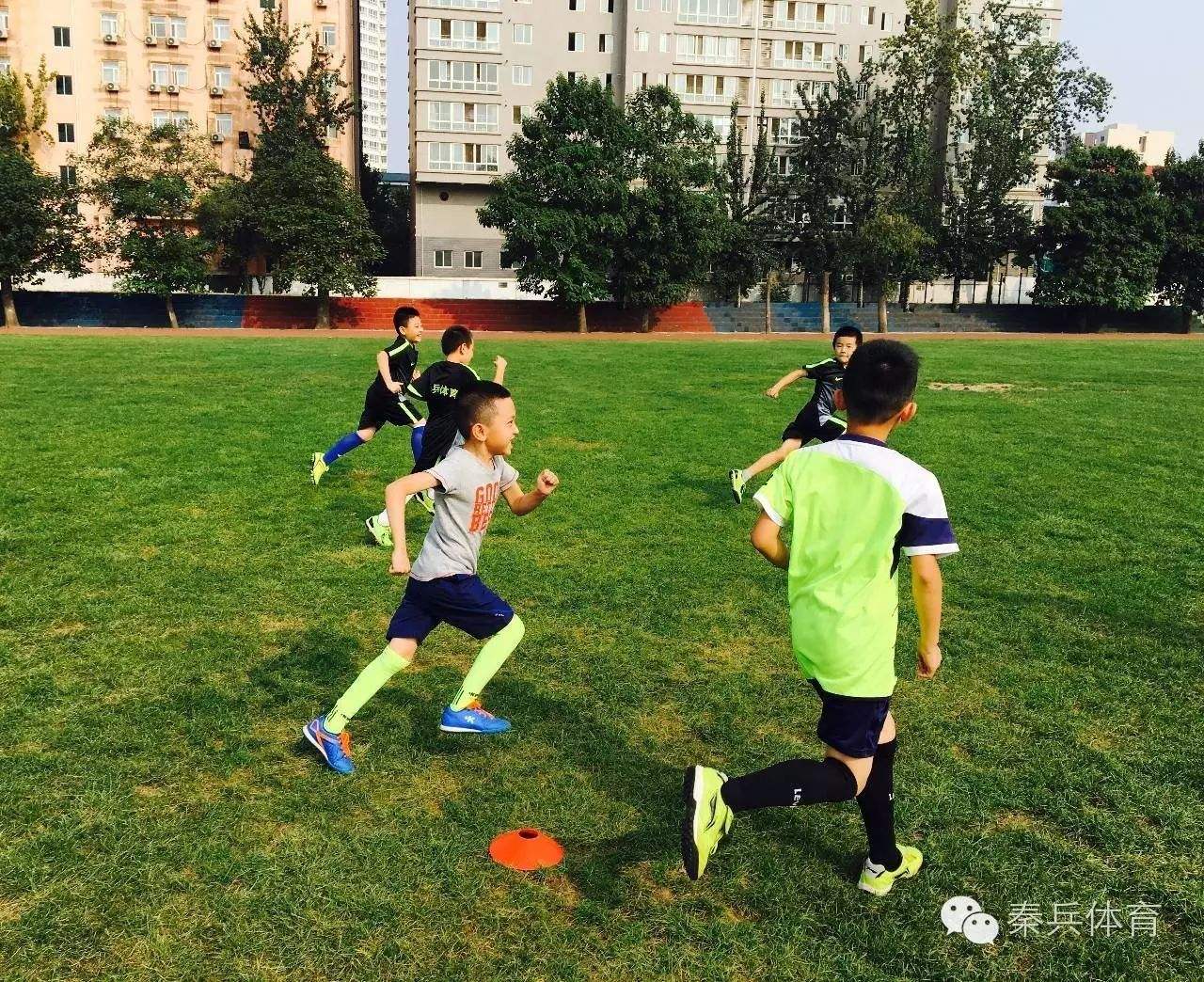 小孩踢足球为什么不能穿裙子_小孩踢足球为什么不能穿裙子呢