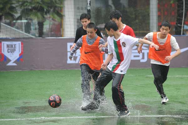 雨中看足球_雨中足球赛作文