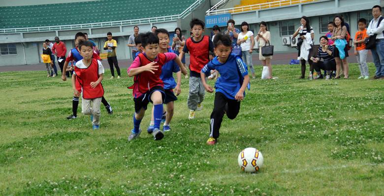 足球教学小视频三年级_小学三年级足球比赛视频