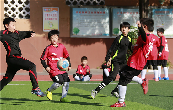 学校足球场上_学校足球场上的草在秋天都黄了怎么办