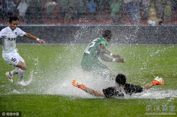 足球下雨_足球下雨容易进球吗