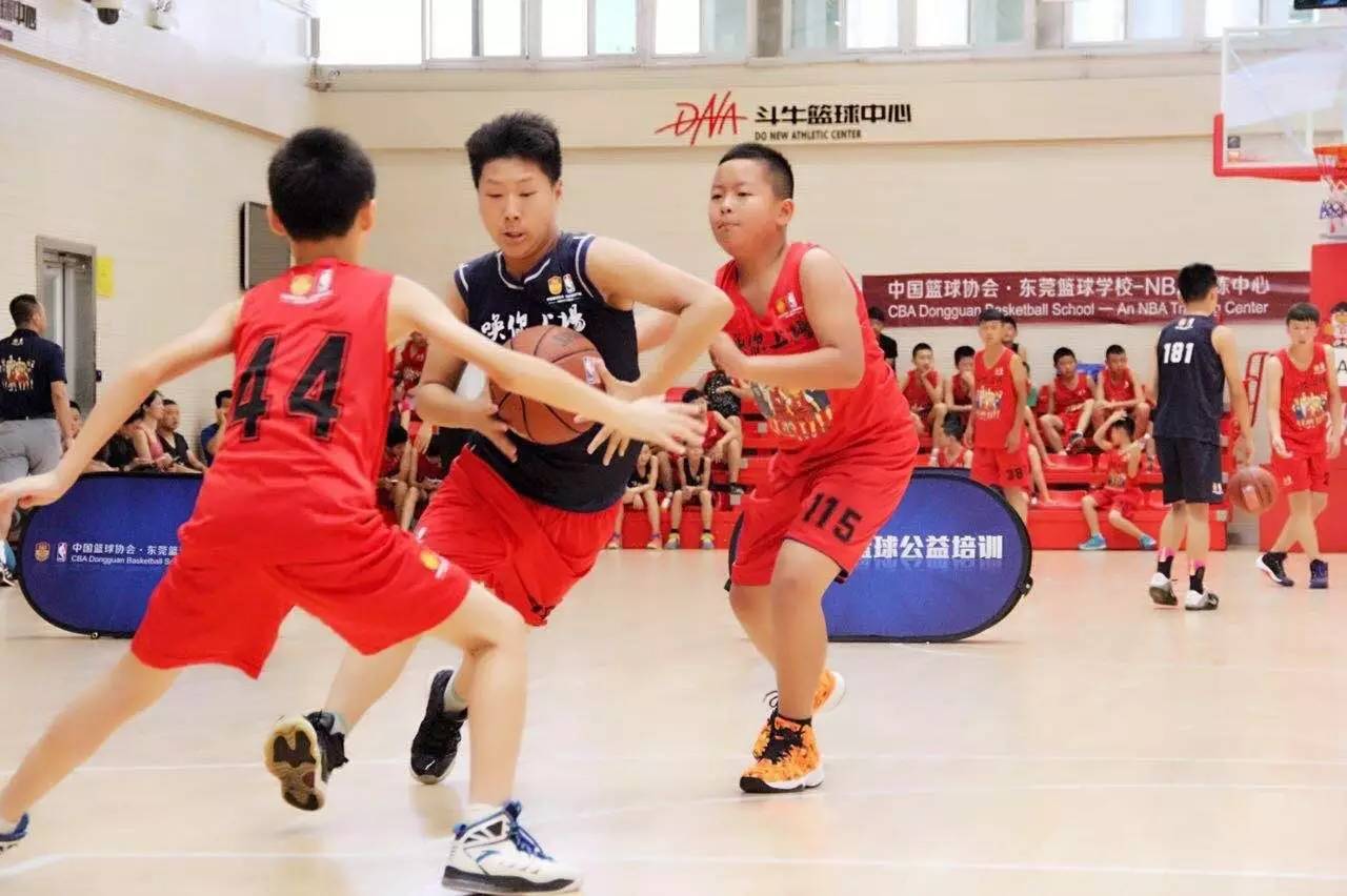 学校买来一些足球和篮球_学校买来一些足球和篮球,已知买3个足球场