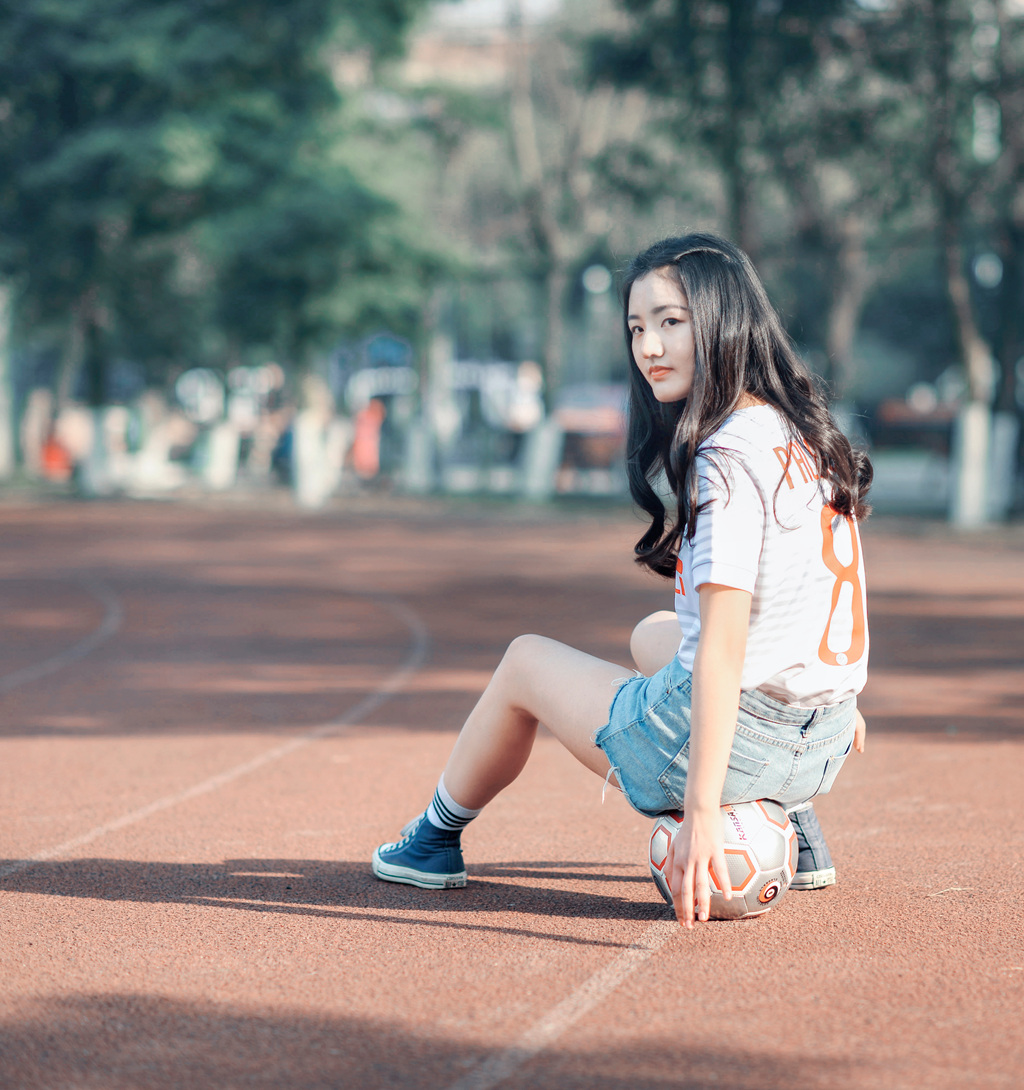 女生在足球_女生足球鞋推荐