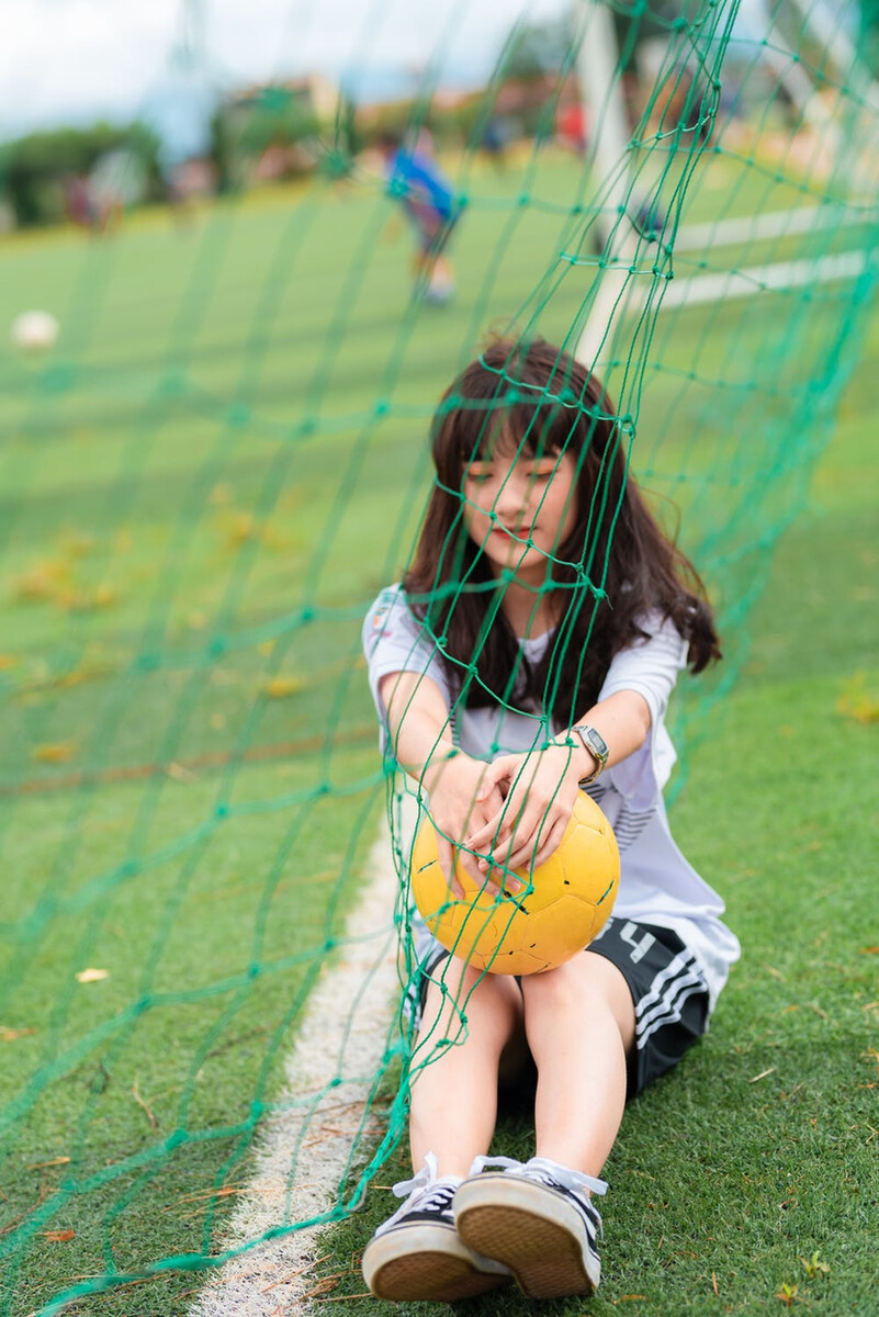 女孩学足球_女孩学足球有发展吗