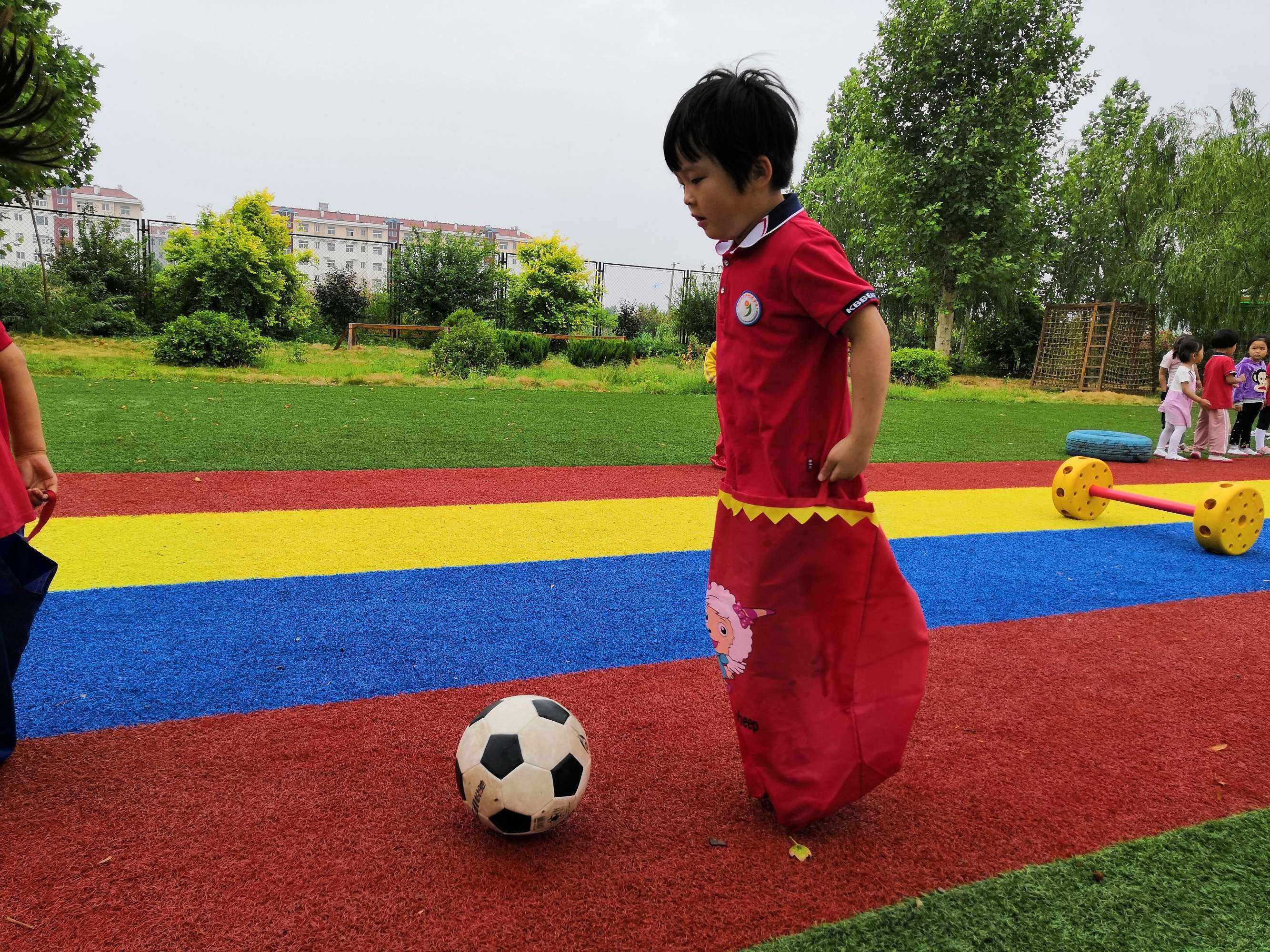 幼儿园踢足球教案_幼儿园踢足球教案小班