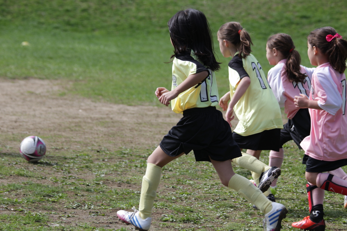 7岁女童学足球_7岁孩子学足球会不会对脚不好