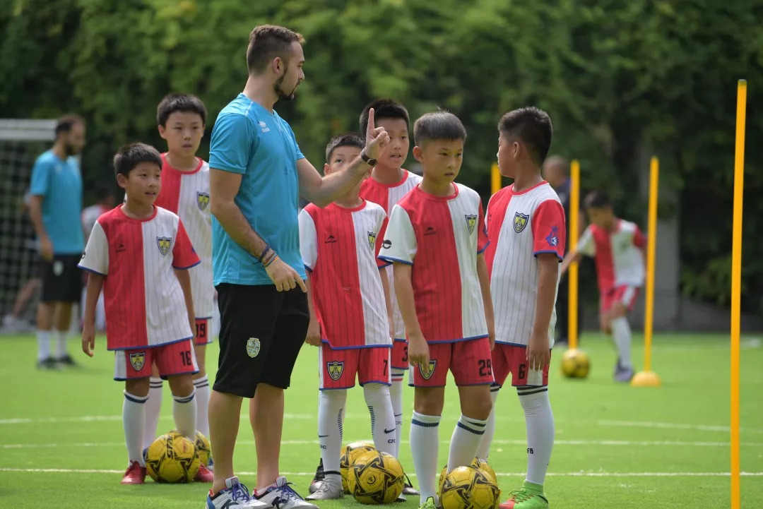 逸扬足球青训_小学足球业务培训讲座ppt