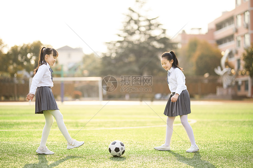 女孩踩足球_女人脚踩儿童