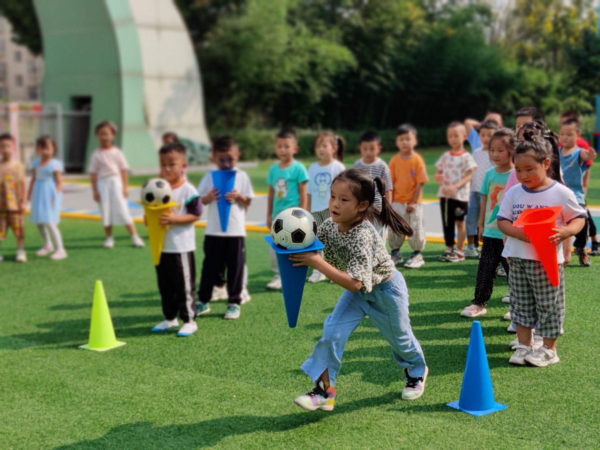 幼稚园足球_幼儿园足球训练视频教程