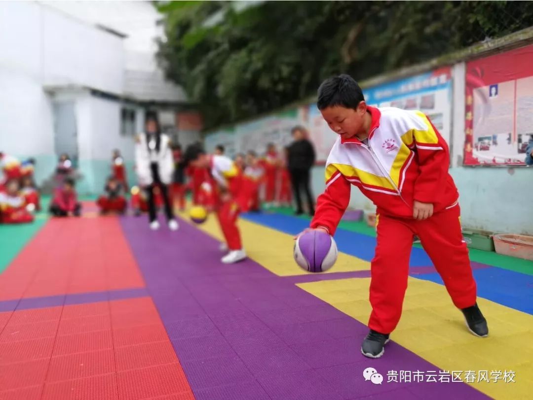 学生们踢足球打篮球跑步跳绳英文_比如跑步,跳远,打篮球,踢足球英文