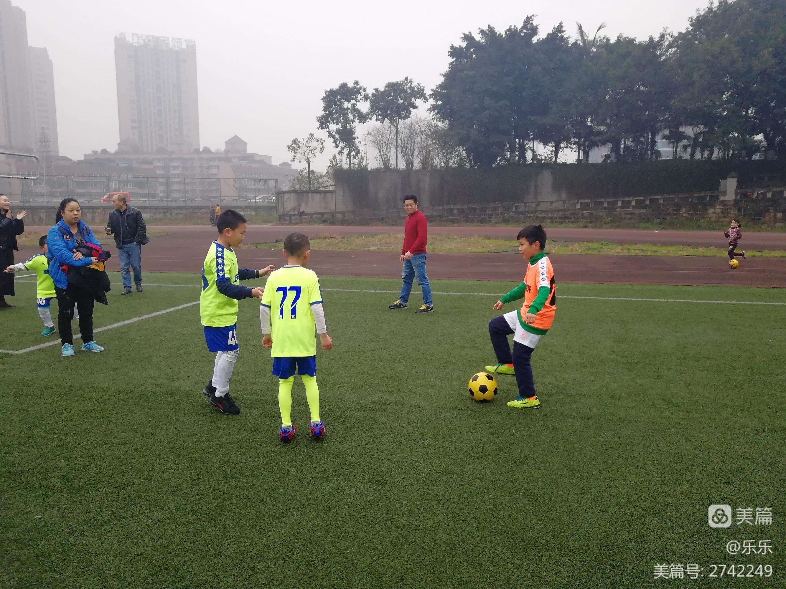 学生们踢足球打篮球跑步跳绳英文_比如跑步,跳远,打篮球,踢足球英文