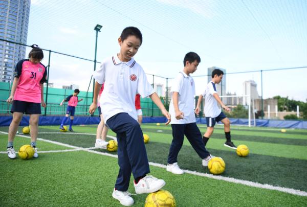 上足球课两学生撞到一起_体育课踢足球无意把同学撞伤