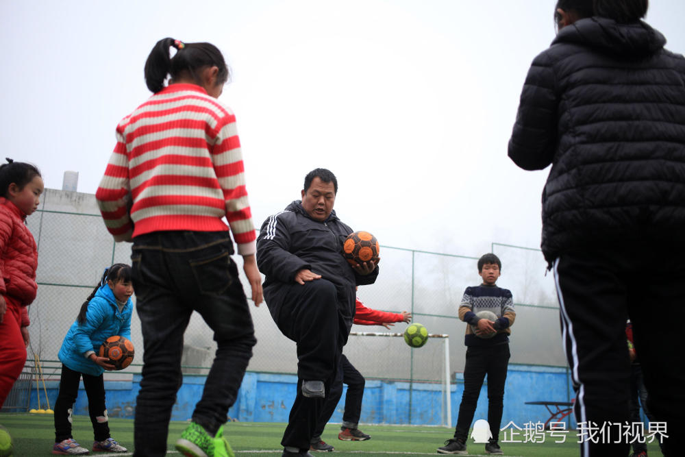 一场足球跑多少公里路_一场足球比赛大概要跑多少公里