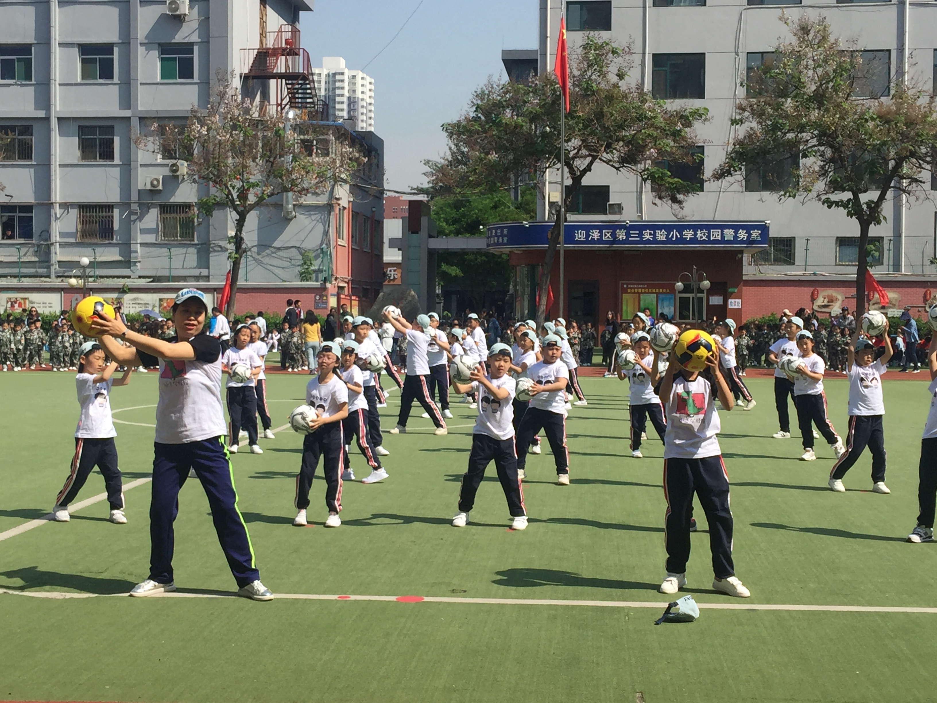 雨晨小学课间足球操_小学足球操音乐与舞蹈视频