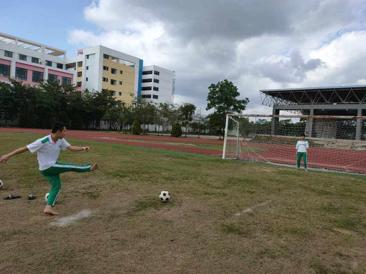 四年级足球训练射门_小学足球射门动作要领