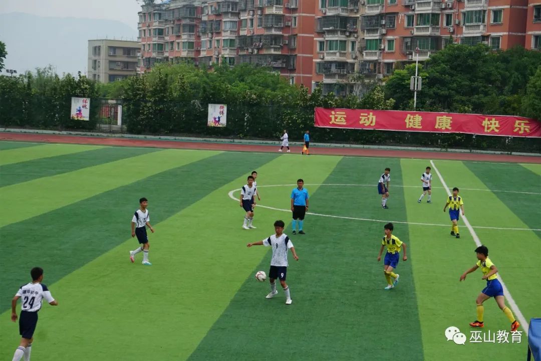 实验小学的足球场是一个长105_实验小学的操场的占地面积是9000平方千米