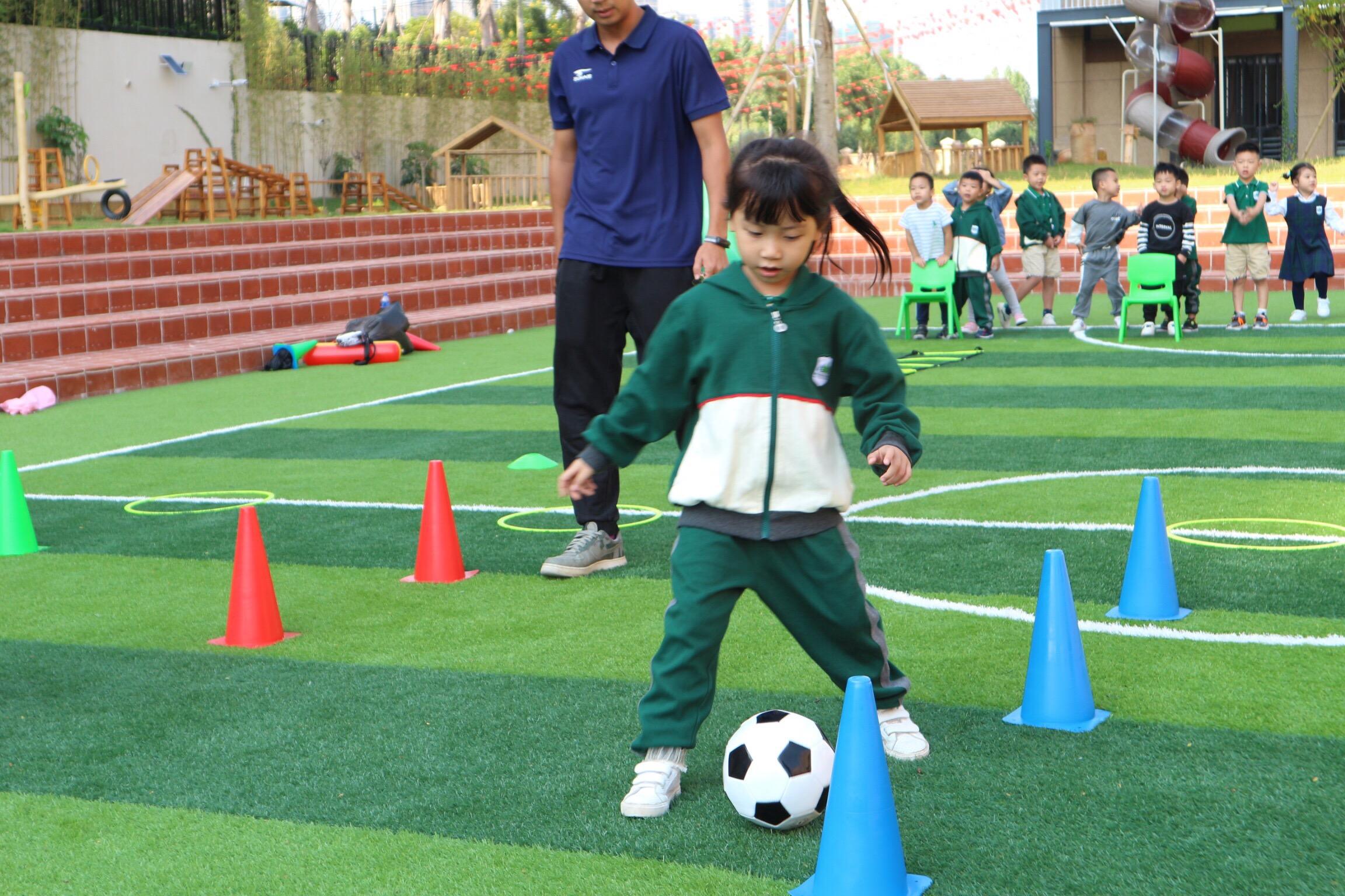 足球特色幼儿园_足球特色幼儿园申报条件