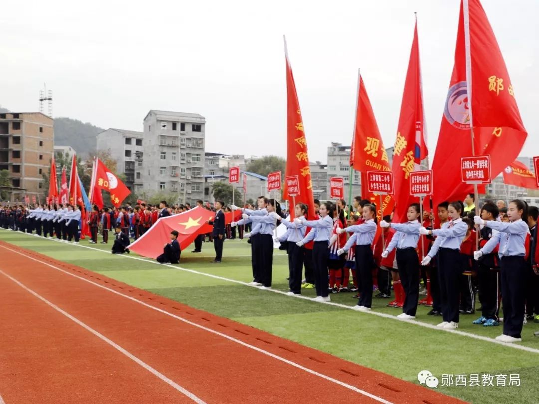 景阳运动会足球表演_学校运动会足球队表演