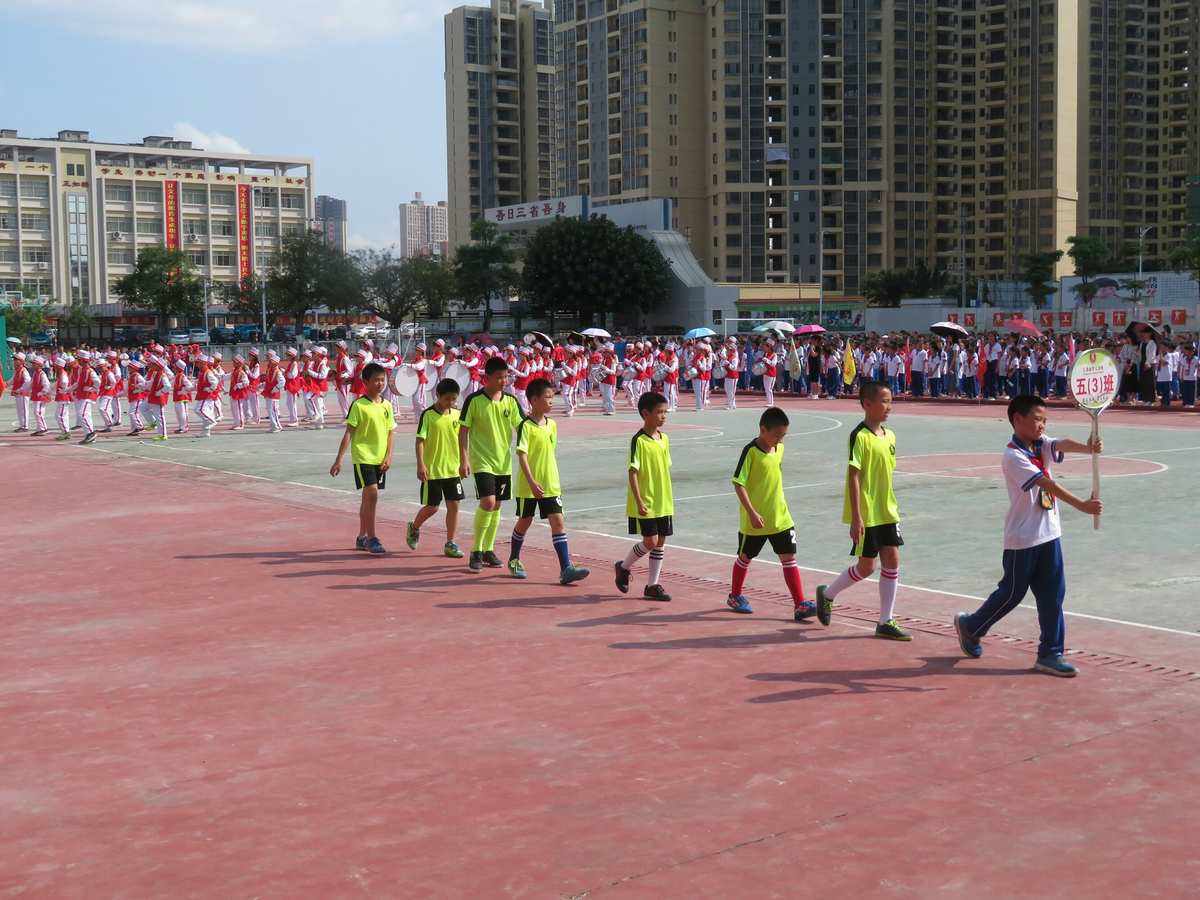 三年级足球运动会开幕式入场词_小学生足球运动会开幕式班级入场解说词