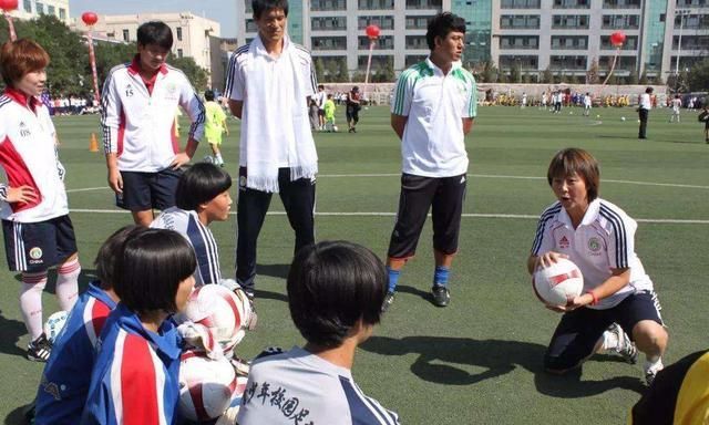 女生学足球还是篮球_女生学足球还是篮球比较好