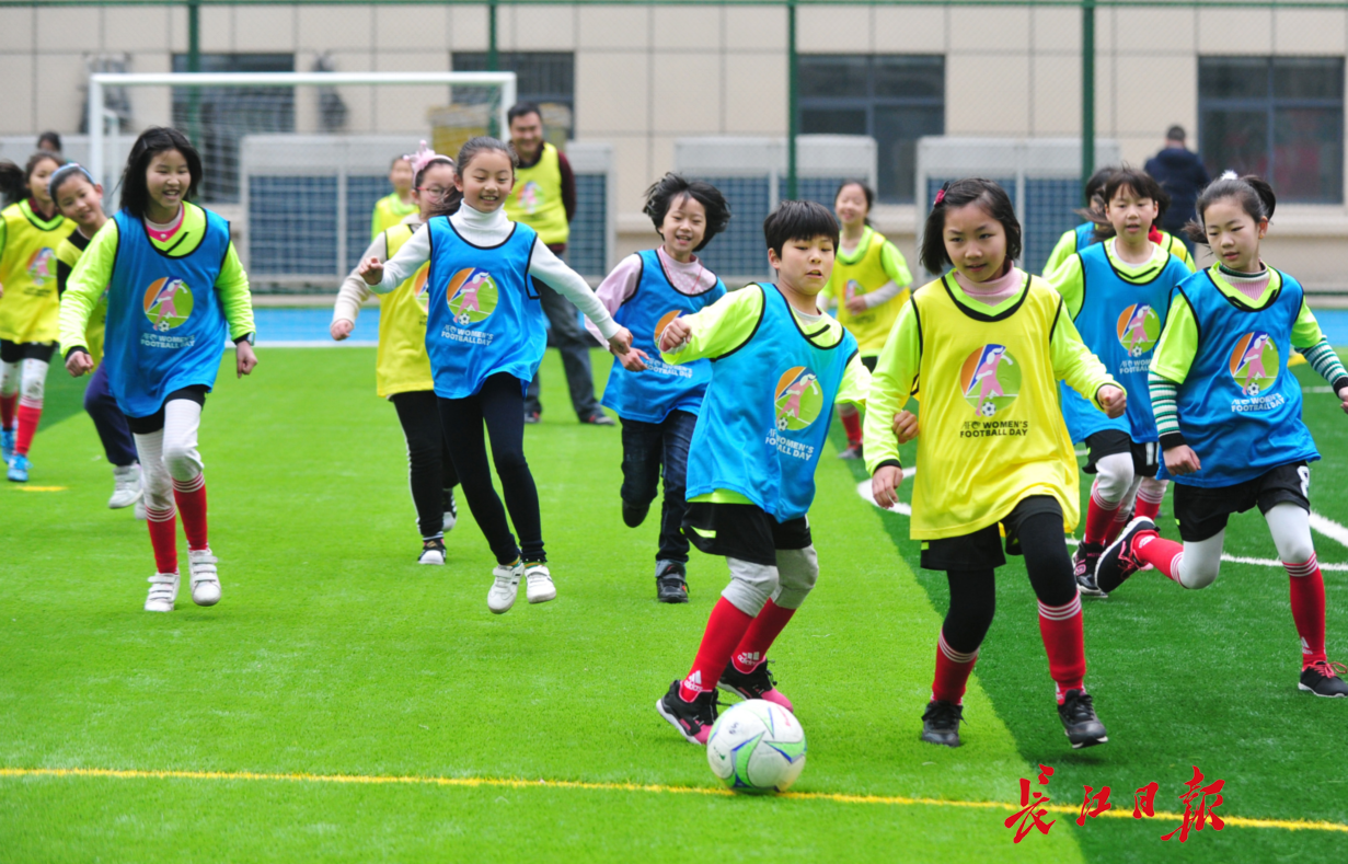 四岁女孩学踢足球好不好_四岁女孩学踢足球好不好呀